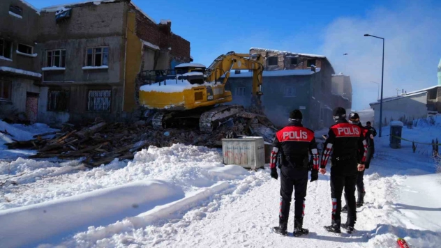 Erzurum'da metruk binalar yıkılıyor