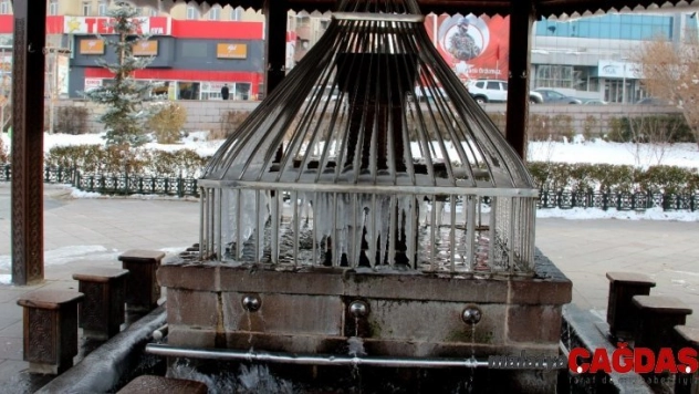 Erzurum'da şadırvanlar buz tuttu, termometreler eksi 15 dereceyi gösterdi