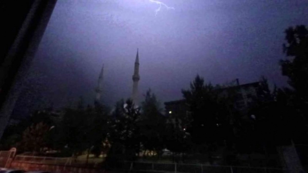 Erzurum'da şimşekler geceyi aydınlattı