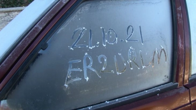 Erzurum'da termometreler eksi 5'e düştü, araç camları buz tuttu