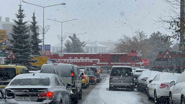 Erzurum'da ulaşıma kar engeli