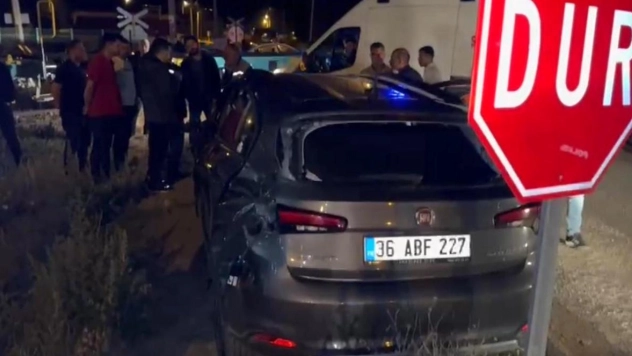 Erzurum'da yük treni otomobile çarptı