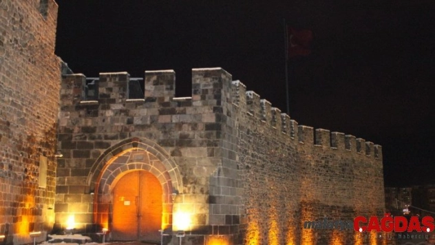Erzurum Kalesi ve Saat Kulesi ışıklandırıldı