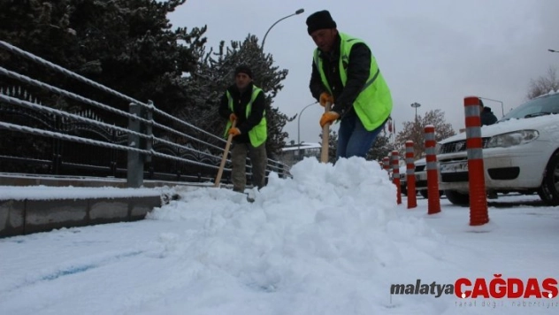 Erzurum kar yağışıyla birlikte beyaz örtüyle kaplandı