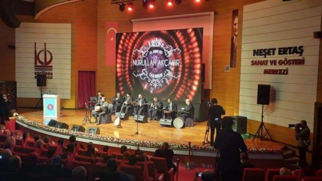 Erzurumlu halk müziği sanatçısı Nurullah Akçayır'ın 41. sanat yılı özel konserine büyük ilgi