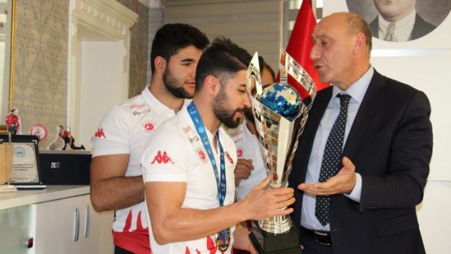 Erzurumlu Milli kick boksçular GSİM'ye ziyaret