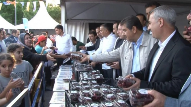 Esenler'de Kiraz Festivali'ne yoğun ilgi