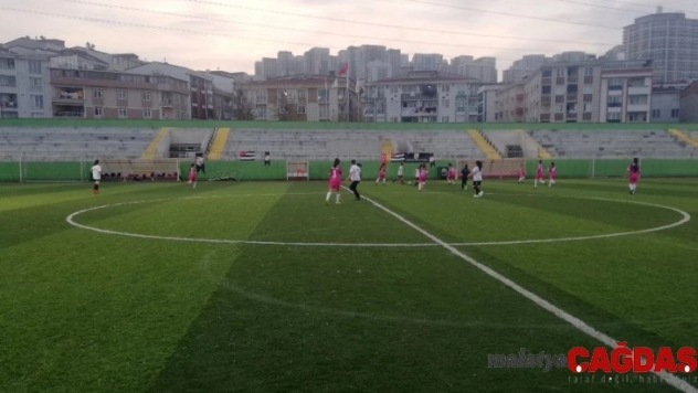 Esenyurt'ta kadına şiddete farkındalık için kadınlar arası futbol maçı