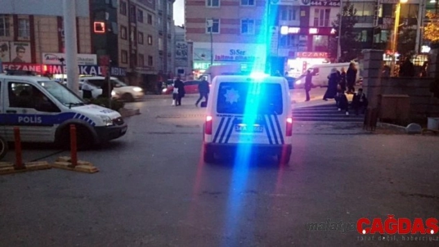 Esenyurt'ta kurusıkı tabancayla tehdit ederek telefon gasp ettiler