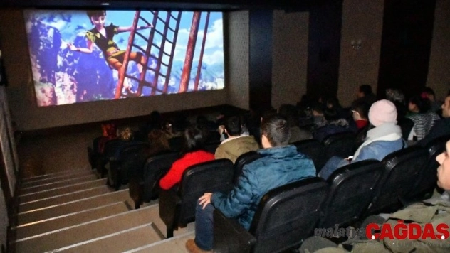 Esenyurt'ta sinemanın kapıları engelli öğrenciler için aralandı