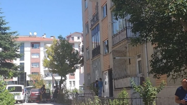 Eşinden ayrılmak istemeyen adam kendini yakmaya kalktı