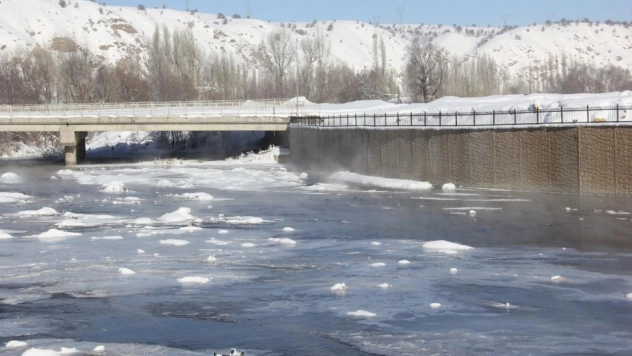 Eski kışlar geri geldi, Kızılırmak'ın yüzeyi kısmen dondu