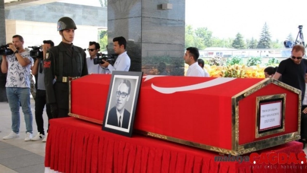 Eski TBMM Başkanı Ahmet Ferruh Bozbeyli toprağa verildi