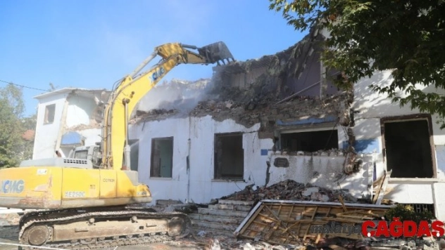 Yıkımı için ilk kepçe vuruldu