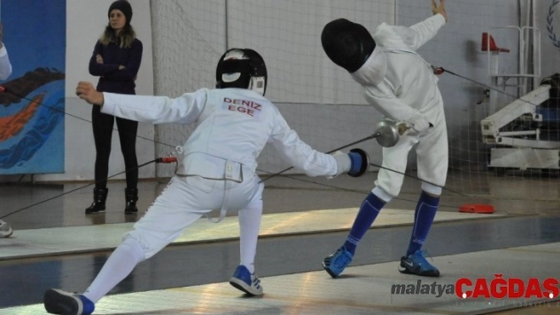 Eskrimde alt yaşlar Epe Açık Turnuvası Trabzon'da yapıldı