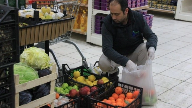Esnafın bağışladığı meyve ve sebze yüzleri güldürdü
