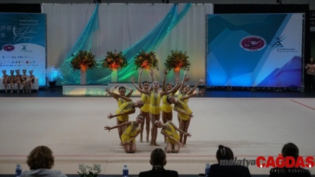 Estetik cimnastikçiler Macaristan'dan madalyayla döndü