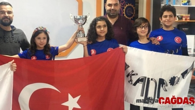 Estonya'da düzenlenen robot yarışmasında dünya şampiyonu oldular
