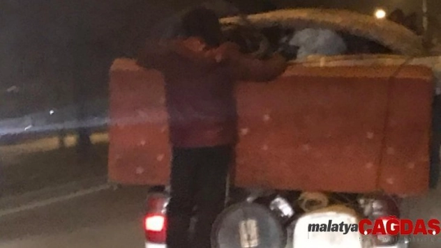 Eşya yüklü kamyonette tehlikeli yolculuk