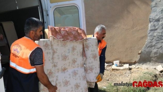 Eşyasız evde yaşayan aileye, belediyeden destek