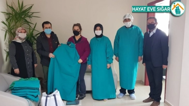 Ev hanımları cerrahi kıyafet için kolları sıvadı