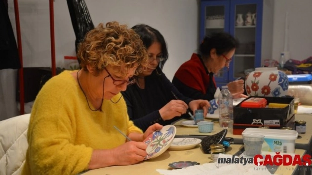 Ev hanımlarının yüzünü güldüren çini sanatı