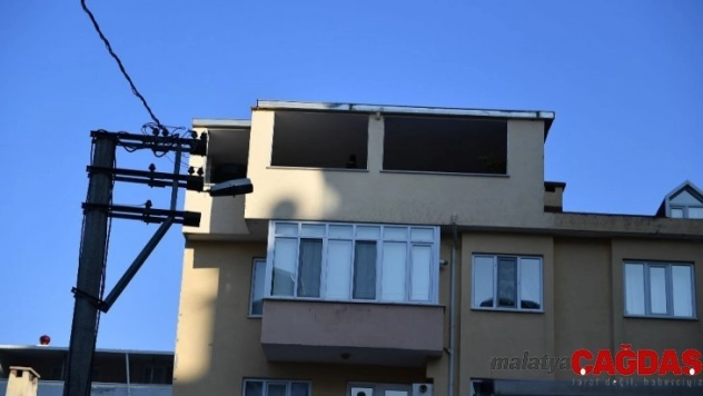 Ev sahibi kapıyı açmadı ekipler çatıdan atladı