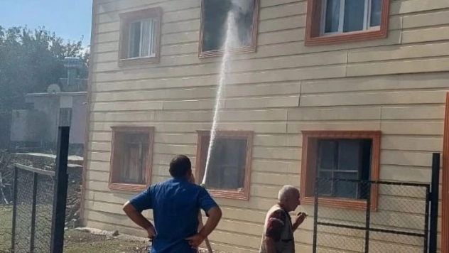 Ev yangını büyümeden söndürüldü
