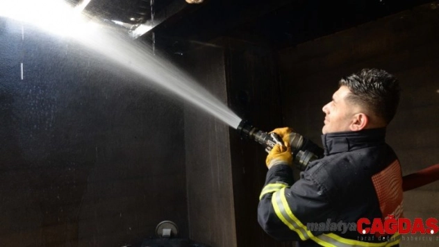 Ev yangını itfaiye ekiplerinin müdahalesi ile söndürüldü