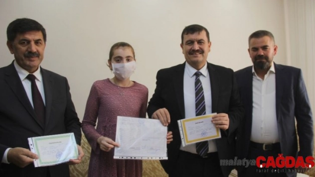 Evde aldığı eğitim ile onur belgesi aldı
