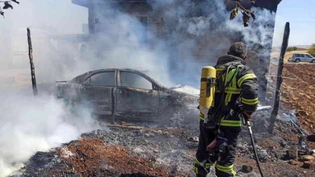 Evde çıkan yangın park halindeki otomobile sıçradı