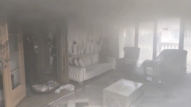 Evde çıkan yangında 10 kişi dumandan etkilendi