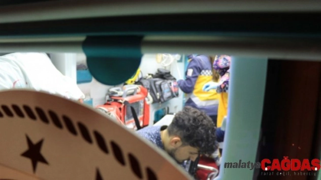 Evde çıkan yangında mahsur kalan şahsı itfaiye ekipleri kurtardı