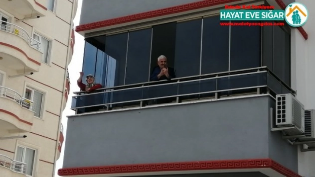 Evde kalan vatandaşlara davul zurnalı moral