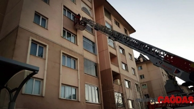 Evde mahsur kalan çocuğu itfaiye kurtardı
