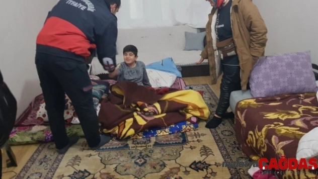 Evde uyuyakalan çocuk itfaiyeyi alarma geçirdi