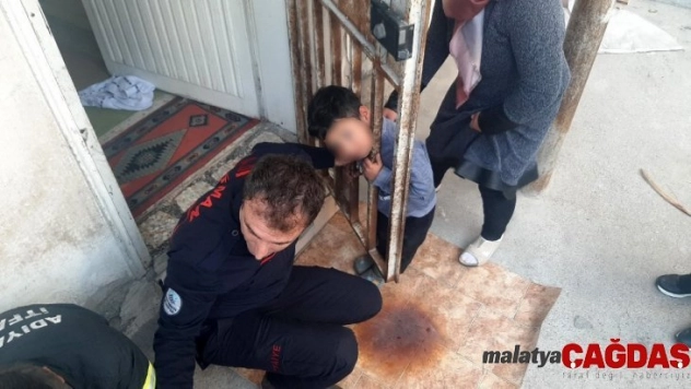 Evde yalnız bırakılan çocuğun başı demir korkuluğa sıkıştı