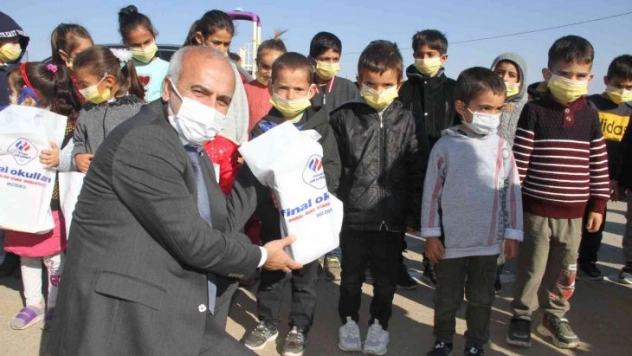 Evde yaptıkları yiyecekleri oyuncakla takas ettiler, köy okullarına gönderdiler