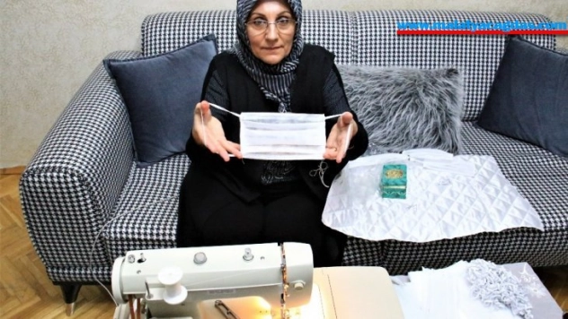 Evden sağlıkçılar için gönüllü olarak maske dikiyor