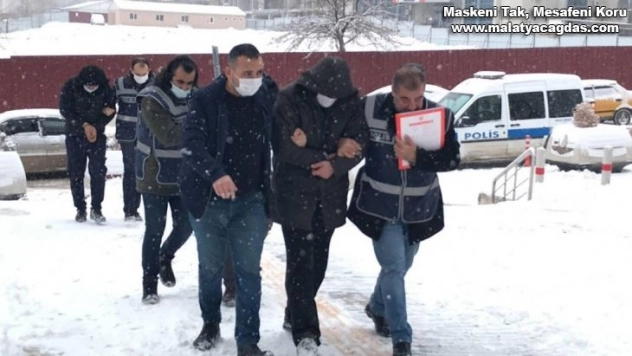 Eve giren hırsızlar ne bulursa çaldı ama yakalanmaktan kurtulamadı