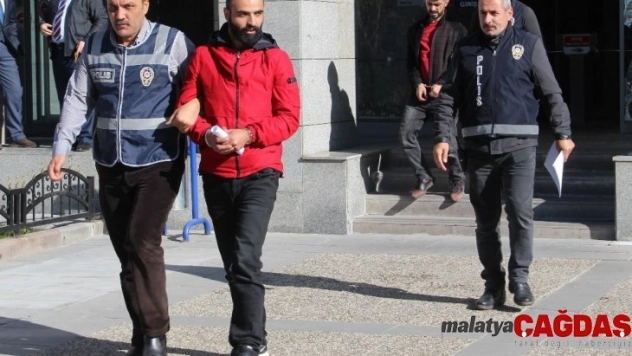 Eve kilitleyip işkence yaptıktan sonra bacağından vurup gasp ettiler