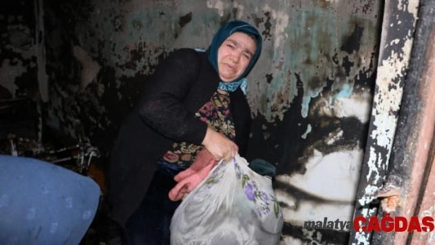Evi yanan kadın eşyalarını gözyaşları içinde topladı