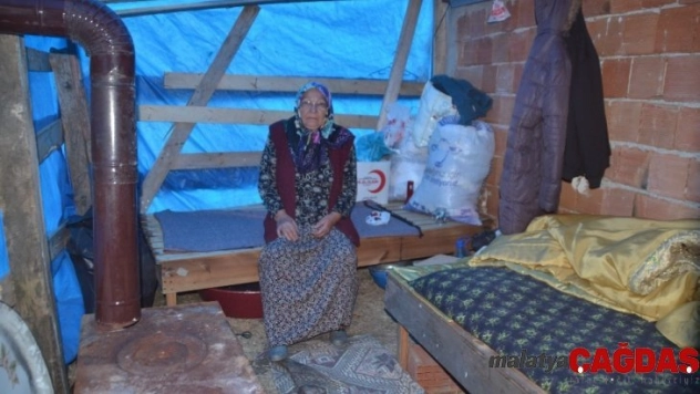 Evi yanan yaşlı kadın çadırda yaşam mücadelesi veriyor