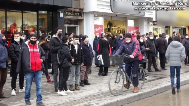 Evi yanan yaşlı kadın göz yaşlarına boğuldu