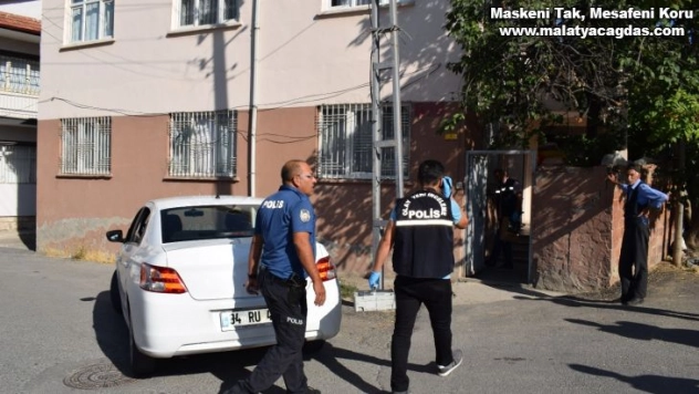 Eşya taşırken düşerek başını çarpan yaşlı kadın yaralandı