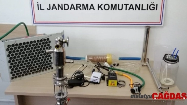 Evinde kurduğu alkol imalatı düzeneğini sosyal medyada paylaşınca yakalandı