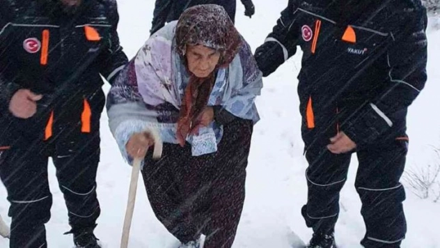 Evinde mahsur kalan yaşlı kadın kurtarıldı