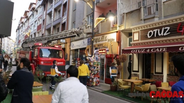 Evinde uyuyakalan genç ekipleri alarma geçirdi