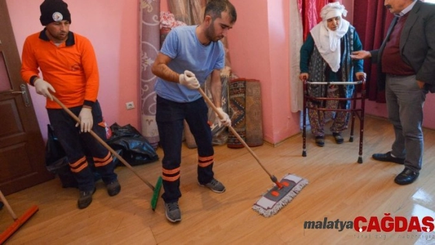 Evini su basan yaşlı kadına yardım eli