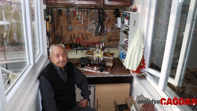 Evinin balkonunu atölyeye çevirdi